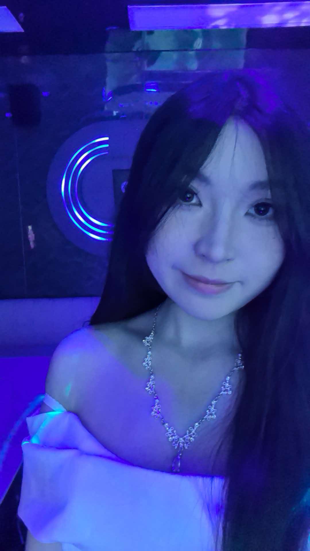 蓝色灯光下的生日自拍