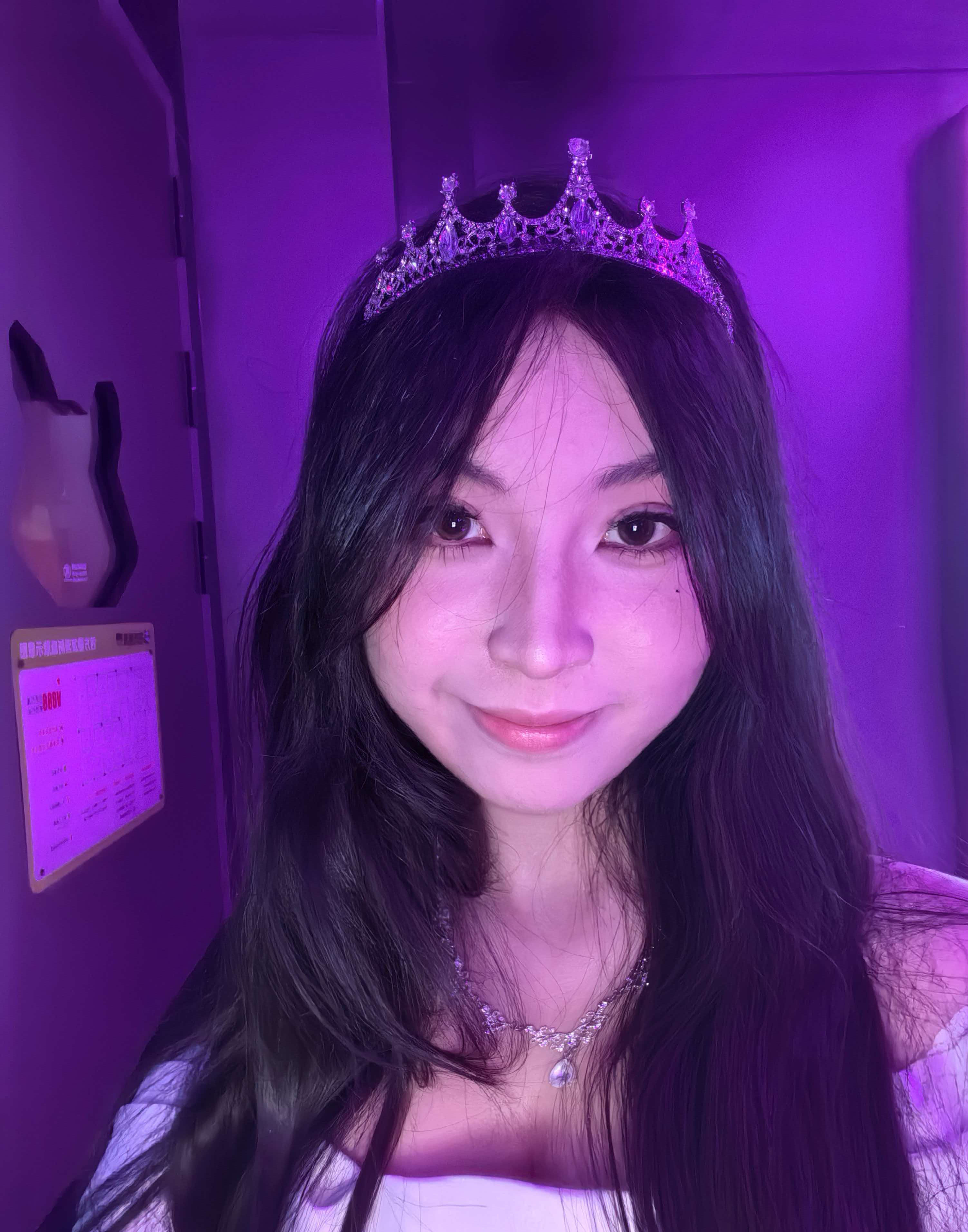 紫色灯光下的皇冠近照