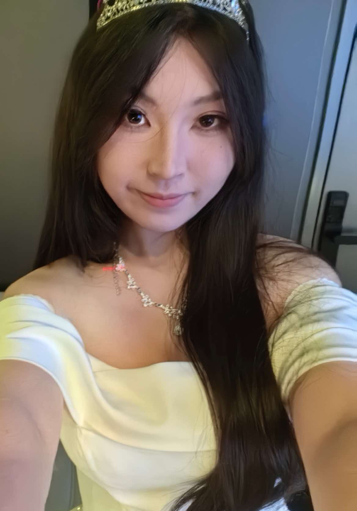 穿着白裙的生日自拍
