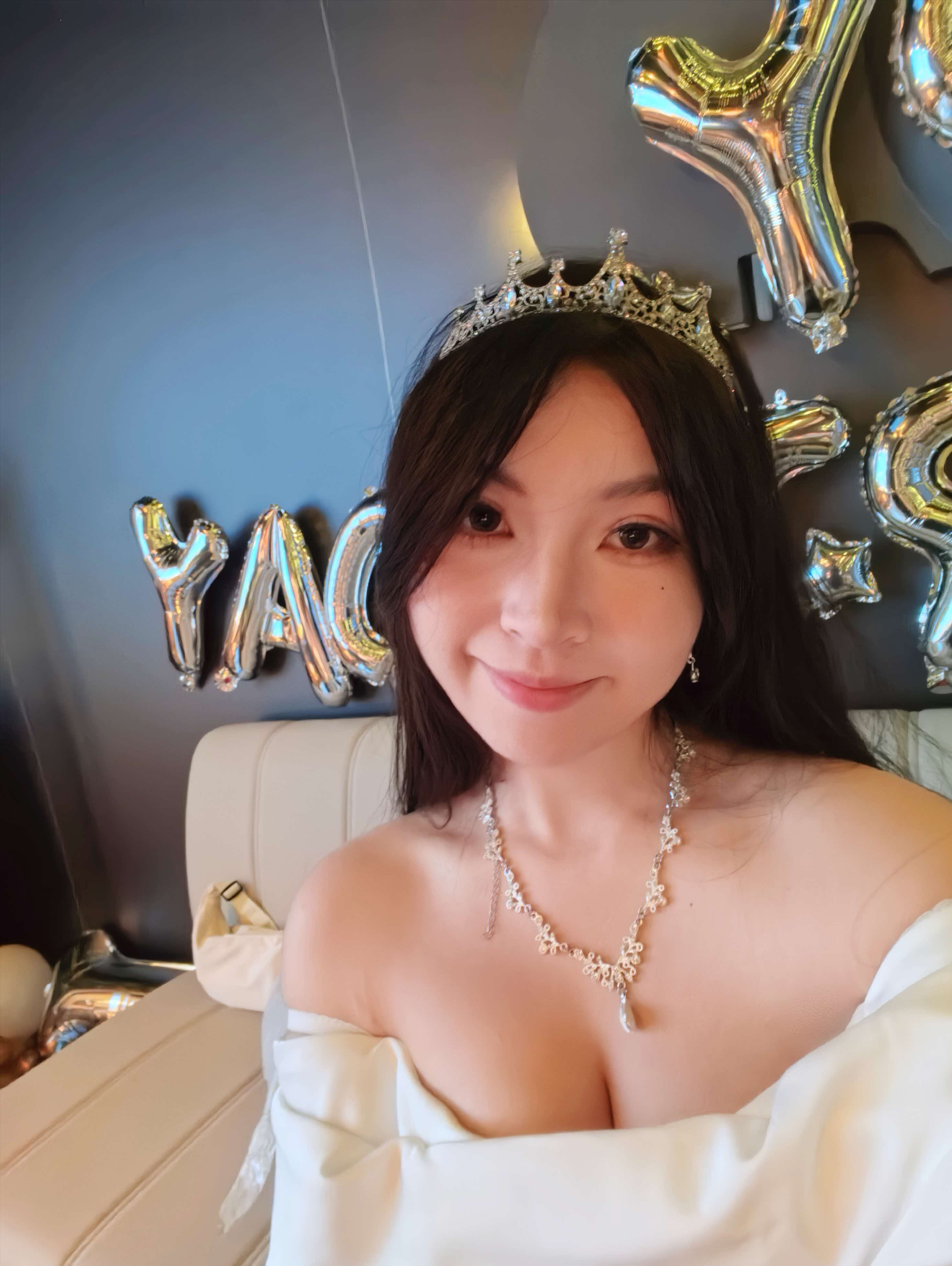 生日现场的皇冠与笑脸