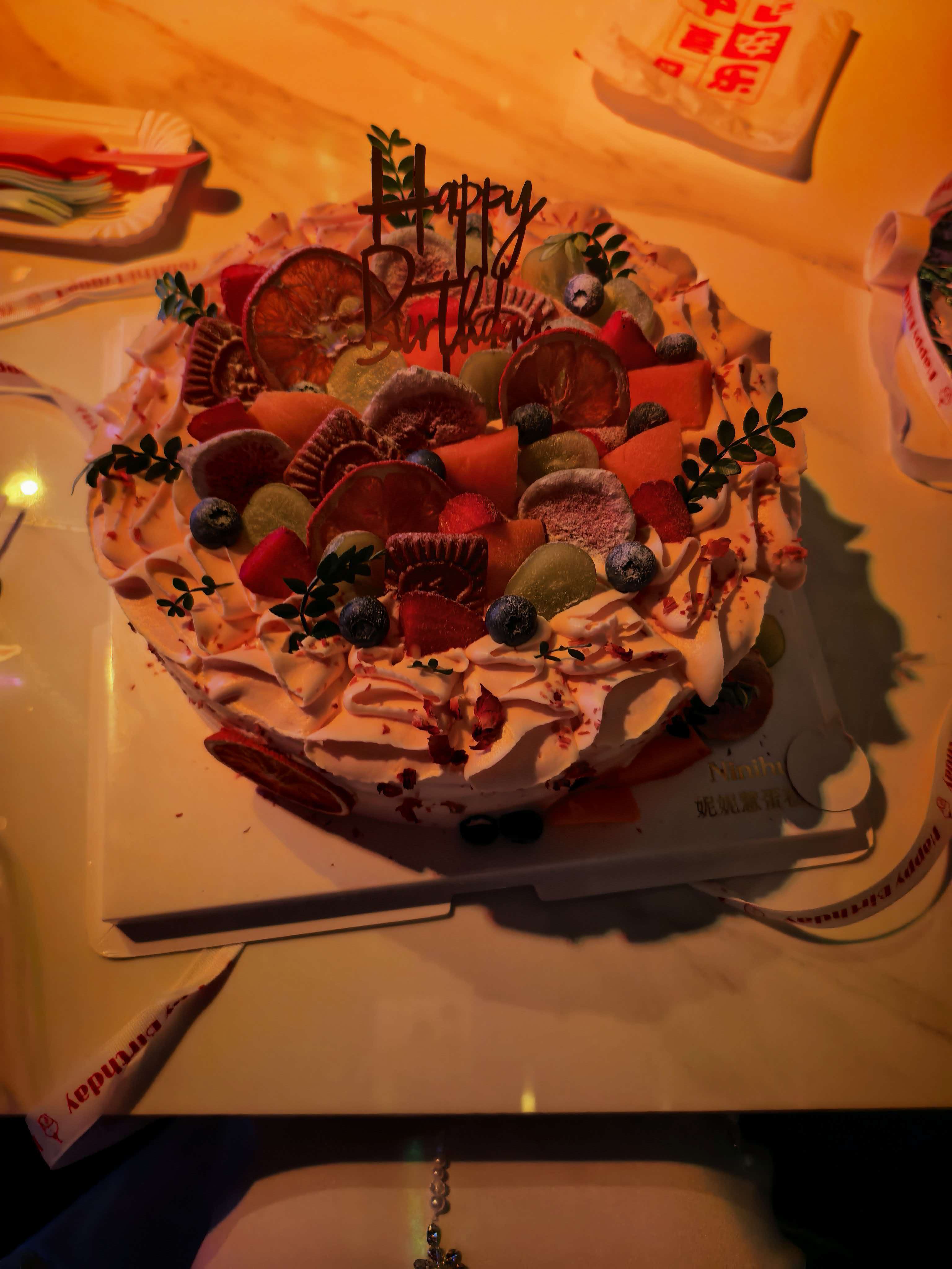 写着 Happy Birthday 的水果蛋糕